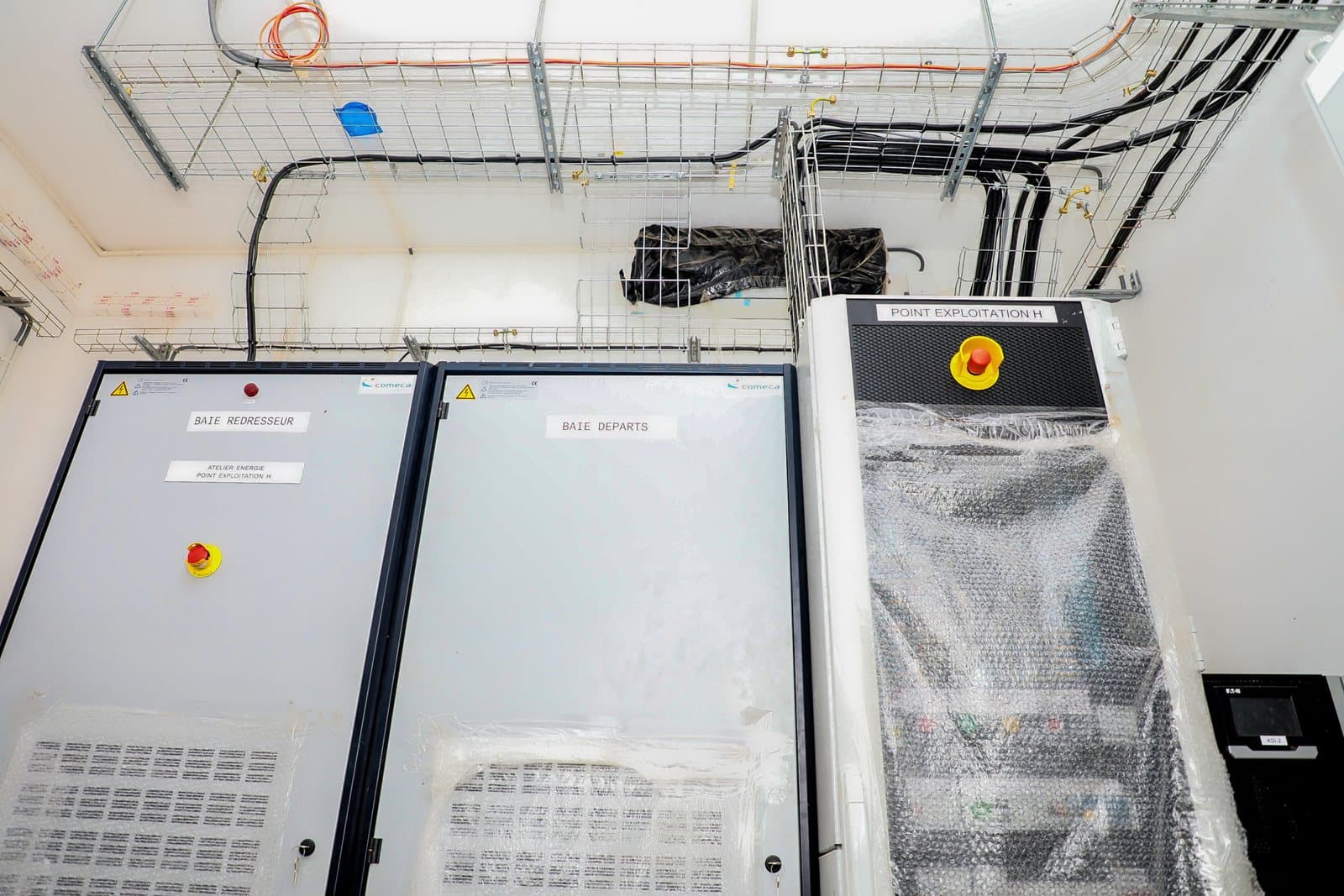 Armoires électriques et onduleur dans un local technique