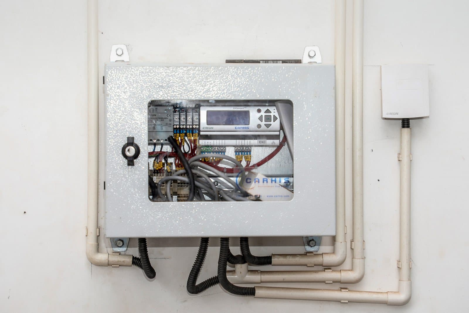 Coffret d'inverseur automatique normal/secours fixé au mur, câbles raccordés