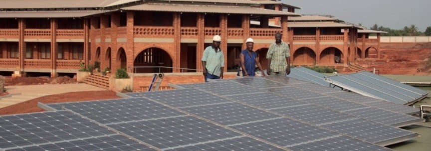 Techniciens posant des panneaux solaires