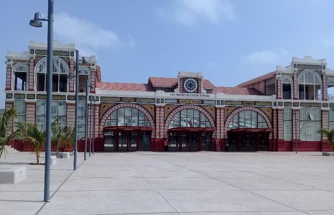Façade de la gare de Dakar, desservie par le TER