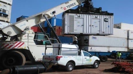 Levage à la grue d'un groupe en conteneur