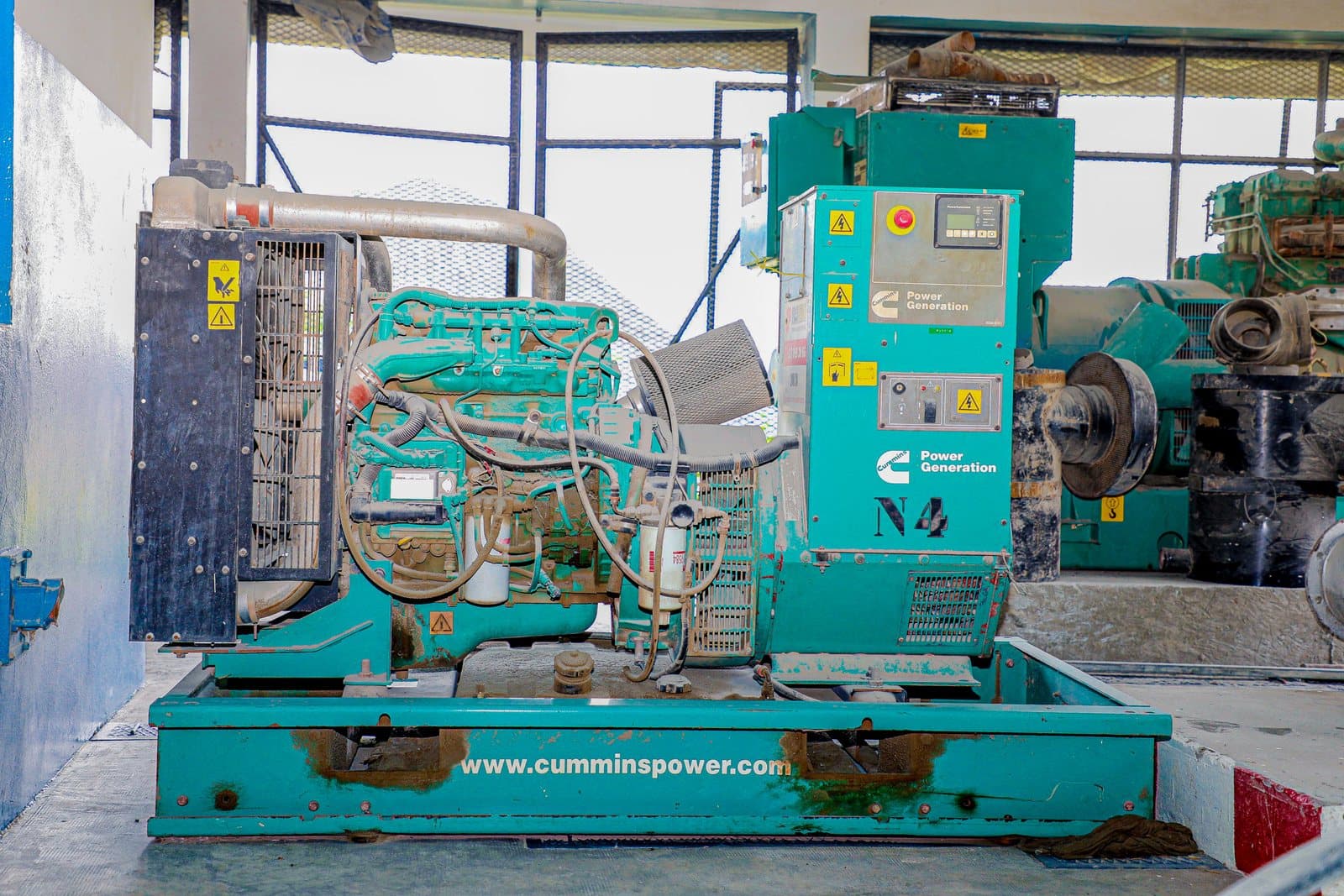 Moteur de groupe Cummins sur son châssis, en révision dans l'atelier