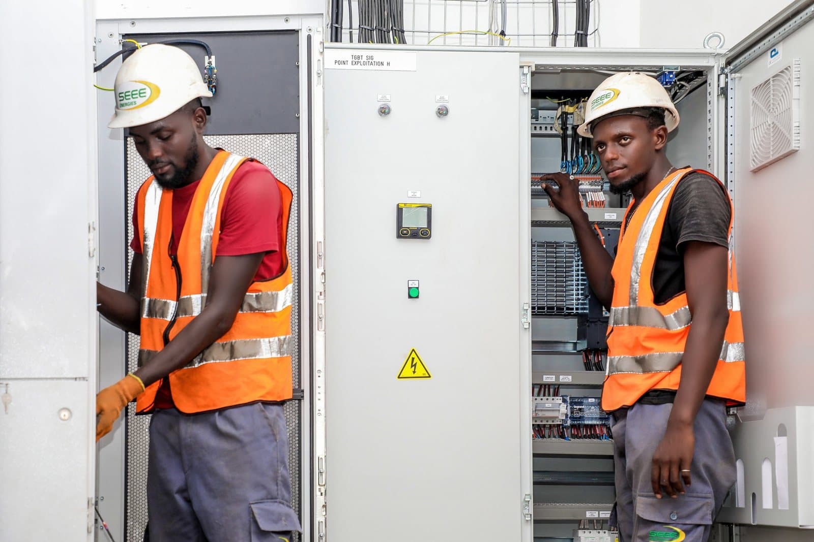 Techniciens SEEE sur une armoire électrique d'un poste de signalisation